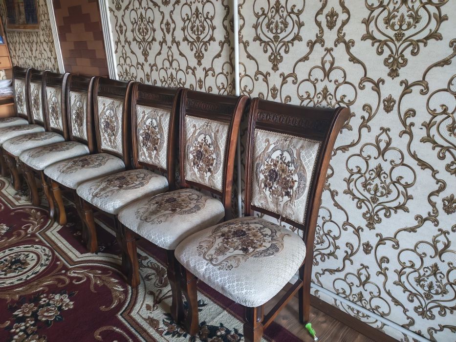 Стол и 12 стульев