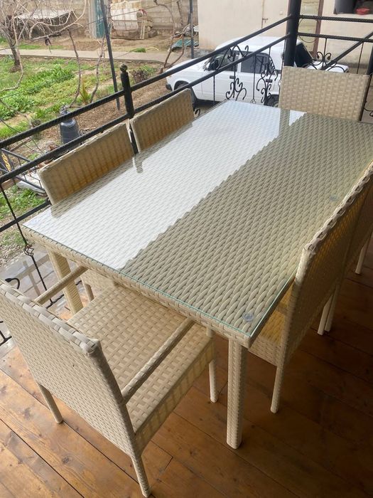 Ovqatlanish uchun komplekt stol va stullar