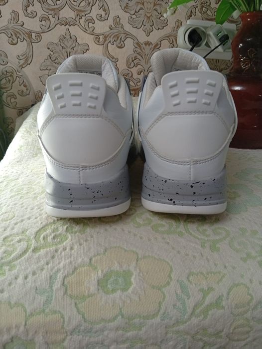 Продам кроссовки новые