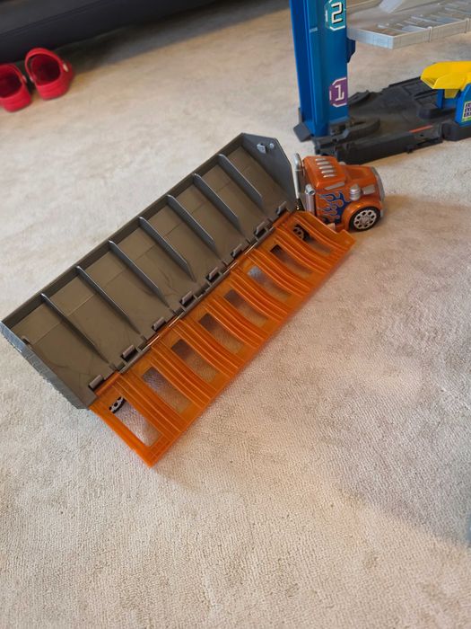 Hot Wheels писта и три камиона