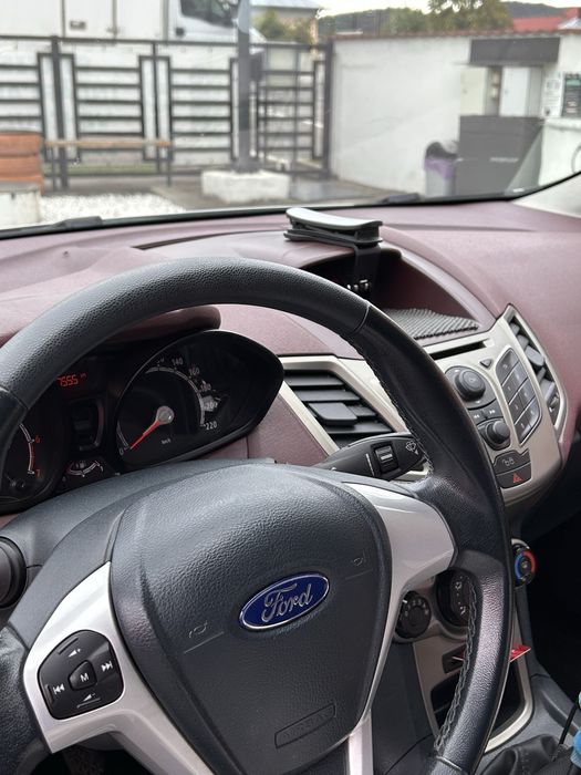 Vand Ford Fiesta GPL . 99000 km în creștere .