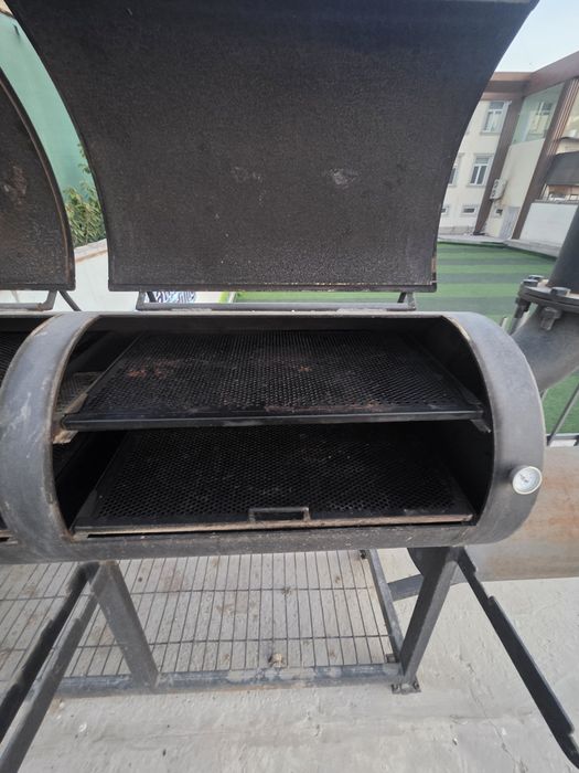 Offset smoker, barbekyu chekuvchi pech