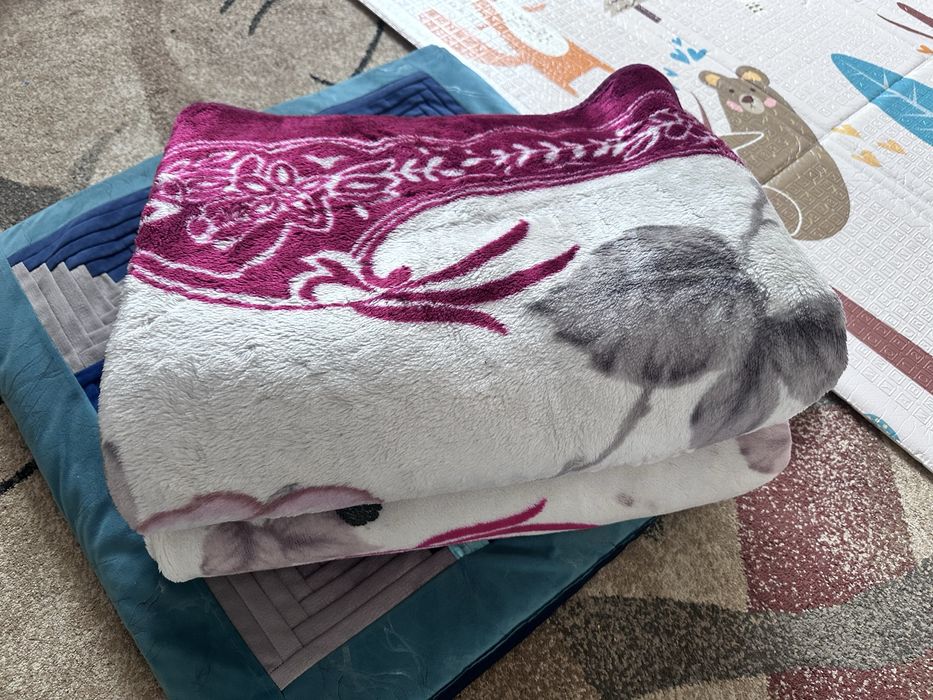 Отдам даром тарелки и два пледа