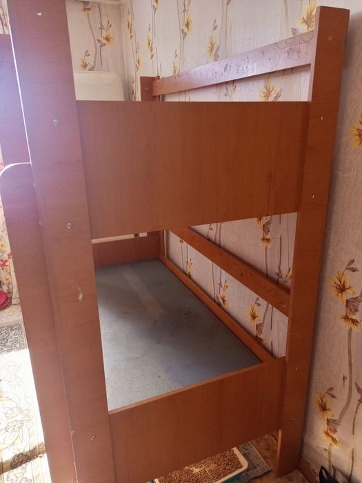 Отдам кровать двухъярусную детскую.