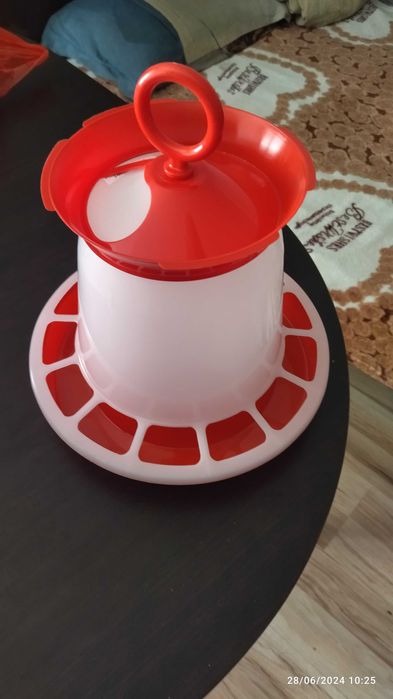 Продавам поилки и хранилки за пилета,кокошки и д-р.