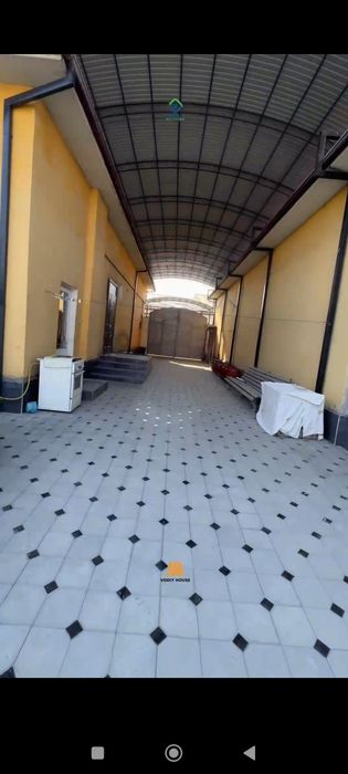 Дом уютный с участком фруктовыми деревьями.