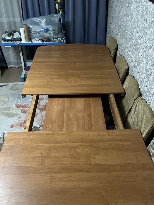 Стол из дерева для зала