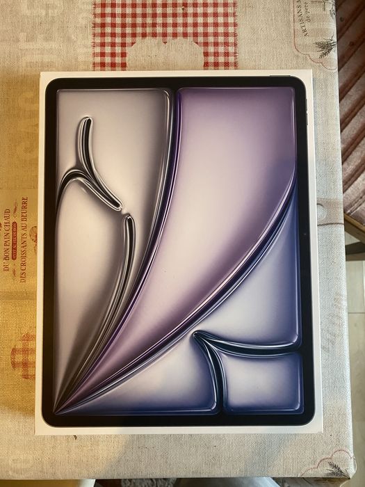 Vând iPad 13 inch 2025 purpel sigilata