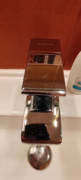 Vând chiuveta  de baie și baterie