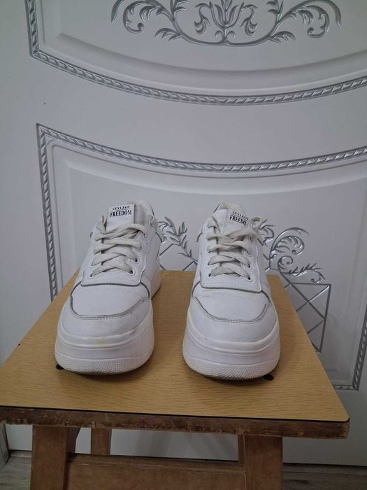 Женские кроссовки