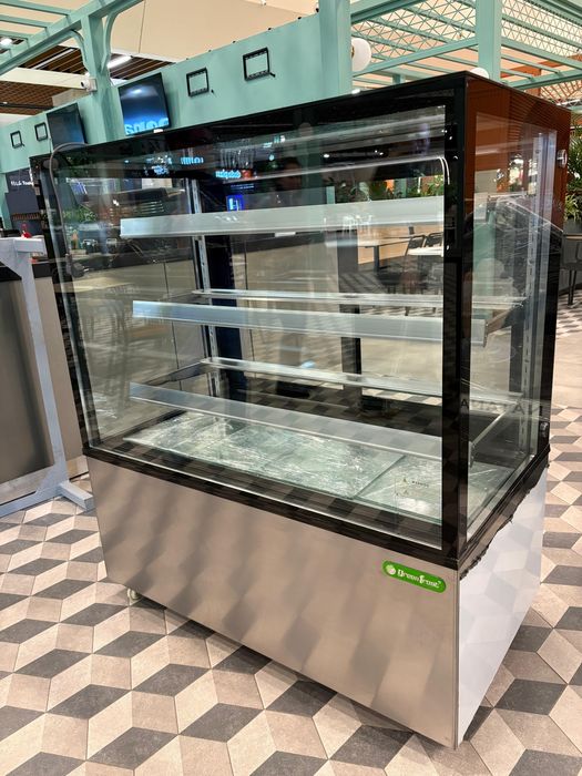 Vitrina cofetarie si masa rece stare impecabila