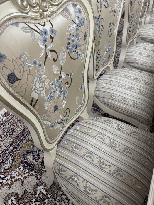 Стол для зала со стульями