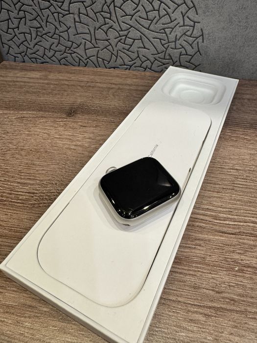 Apple watch SE (Gen 2) 40mm Starlight