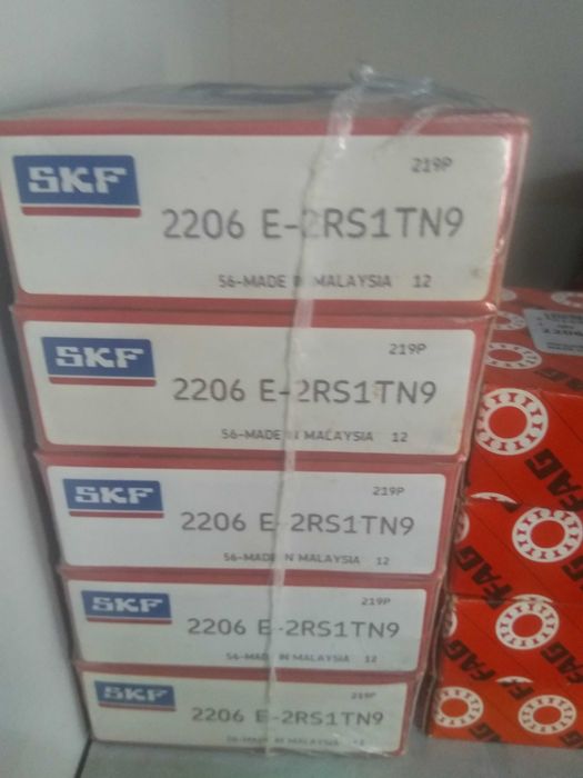 Продават се всички лагери налични от склада на магазин на едро.