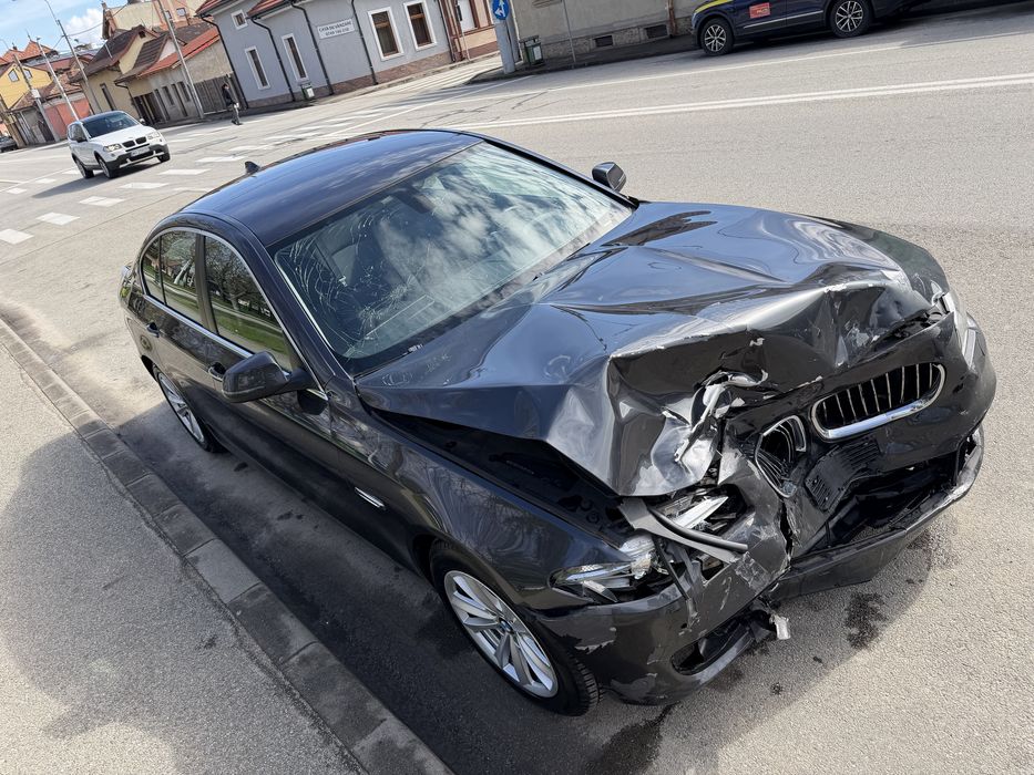 Bmw F10 Lci automat 520d 190 cai avariat lovit porneste- se deplasează