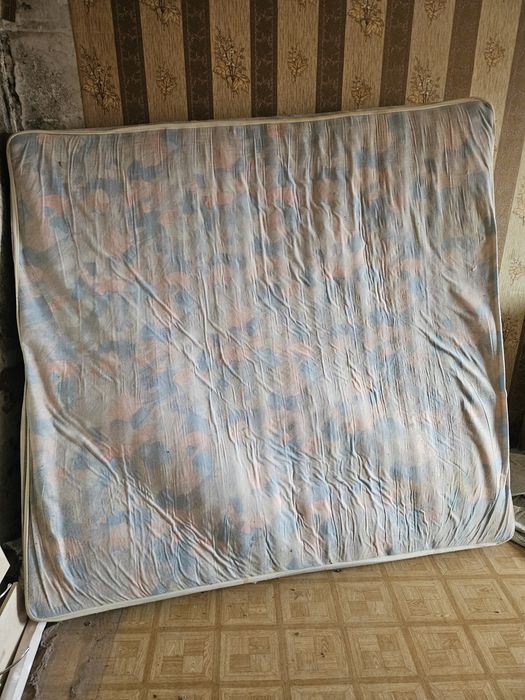 Дарю диван и 2 кресла