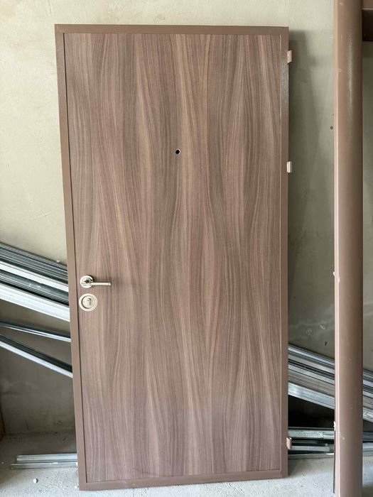 Входна врата - светло кафява