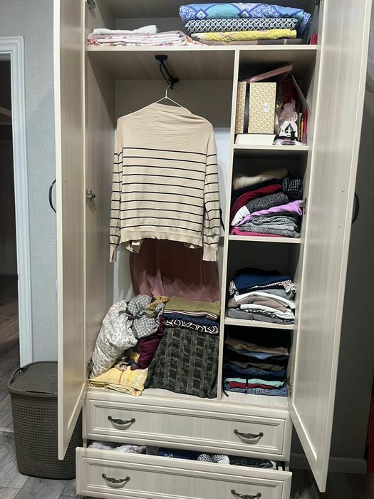 Мебель: письменный стол и шкаф для одежды