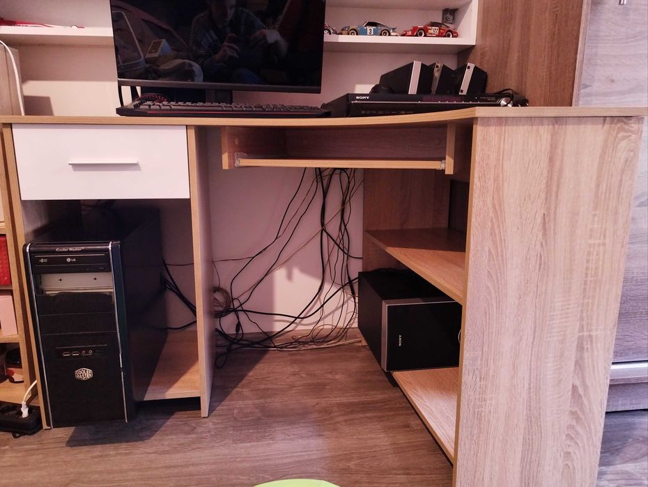 Ъглово компютърно бюро