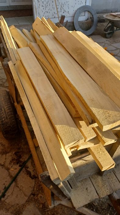 Vând doage esență salcam și butoaie la grămadă pret doaga 10 lei neg