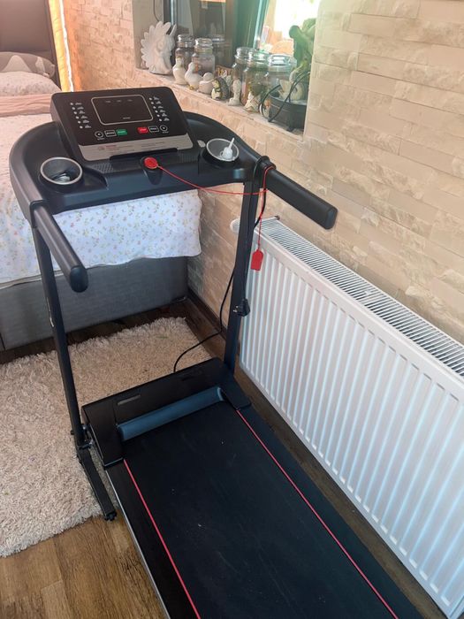 Vînd banda de alergat foarte puțin folosită