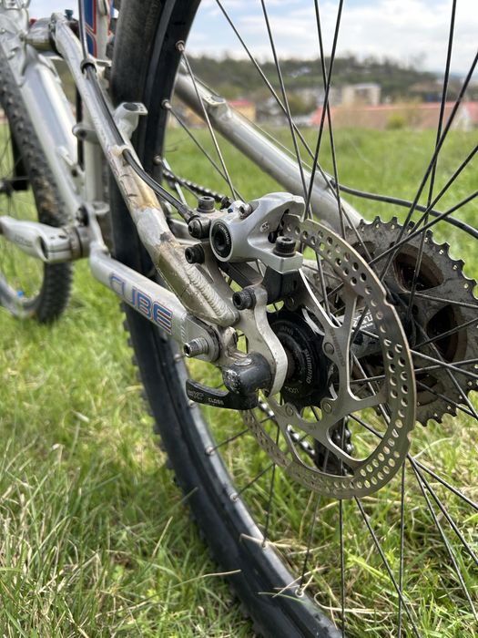 Bicicleta full suspension