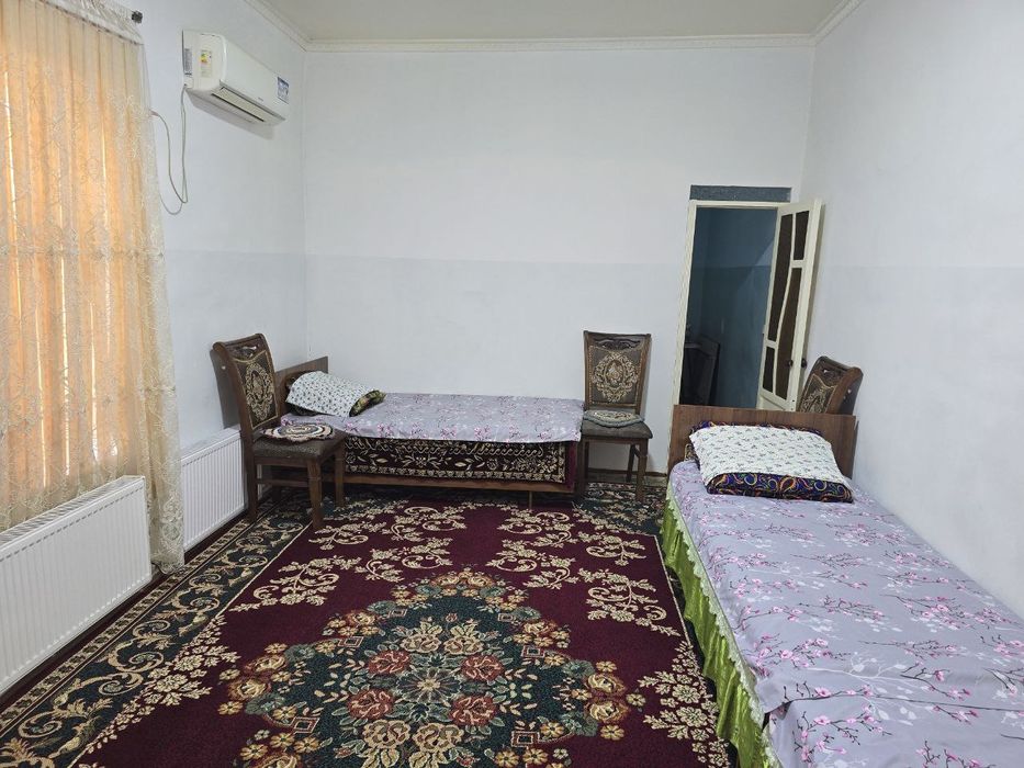 Когон шахар гор балницани олдида мехмонхона бор.