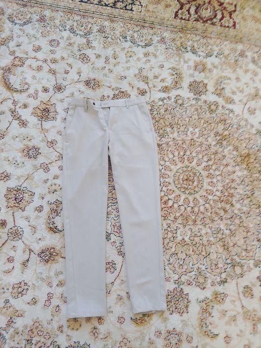 Слаксы молочного цвета