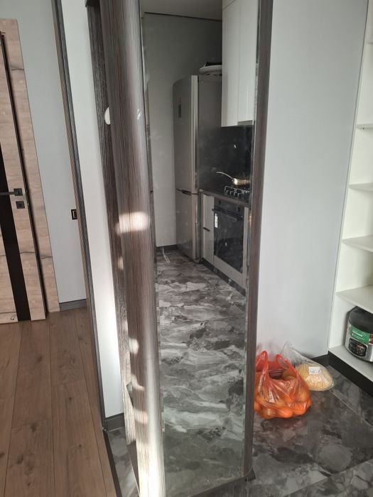 Зеркало тумба на колёсах