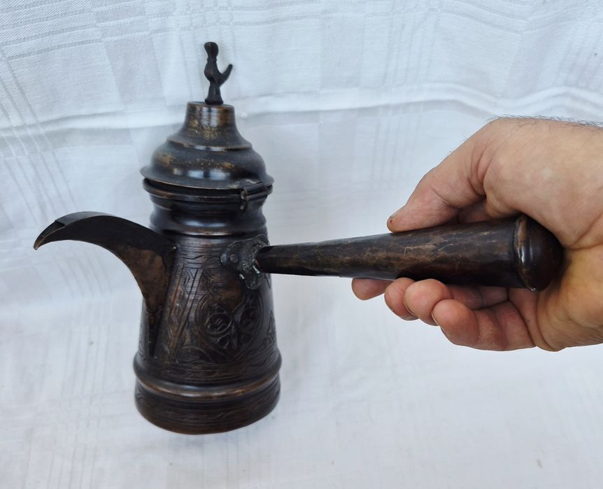 Ibric arăbesc vechi din alamă cu mâner lung si gravuri arabe deosebite.