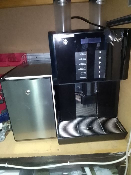 Vând espressor automat de cafea Wmf 1200 s plus dedurizator, filtru