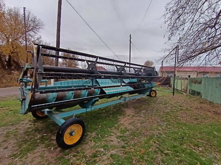 Комбайн Essil на ходу