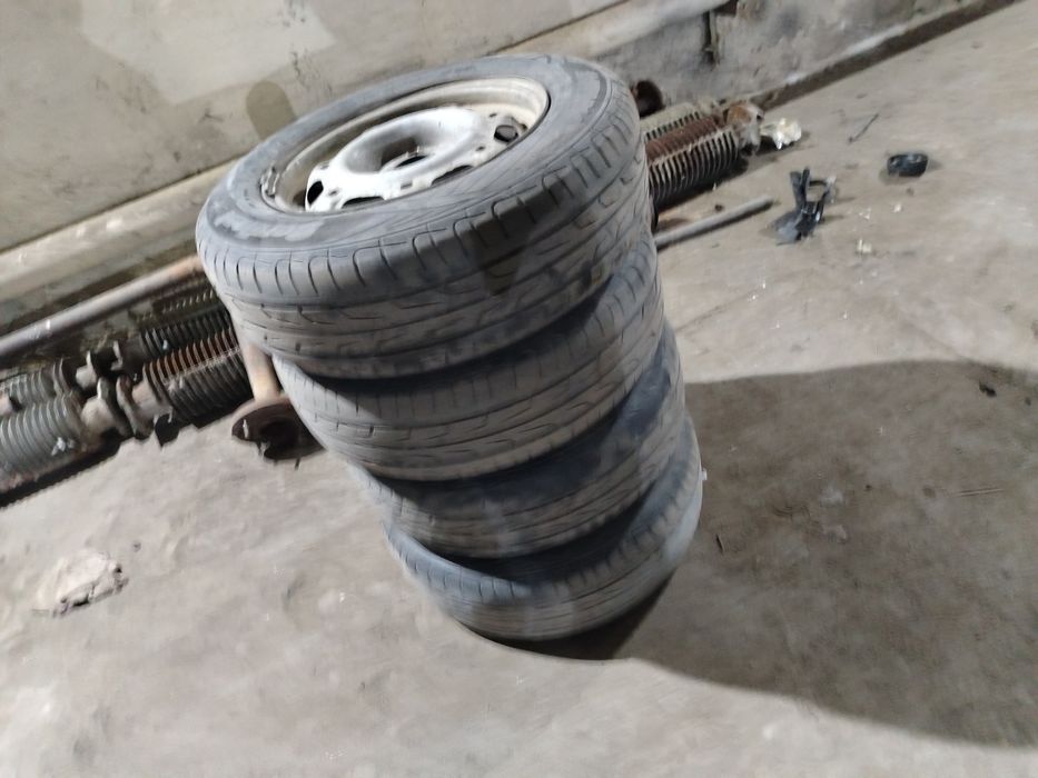 Продам б/у летнию резину за 40.000