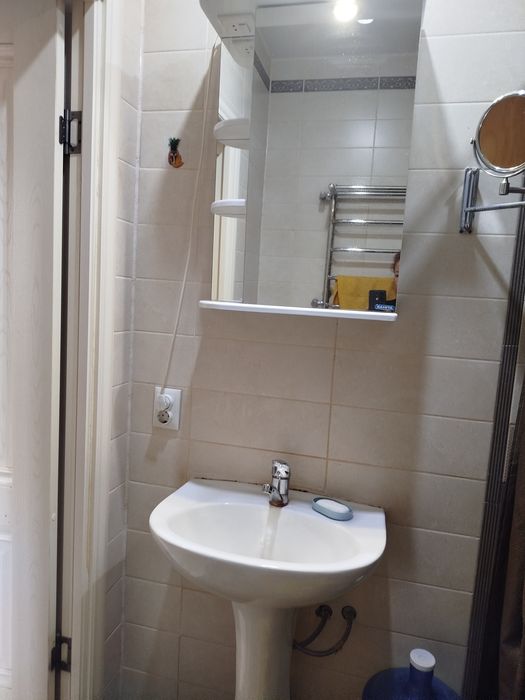 Продам раковину со шкафом со смесителем вместе.