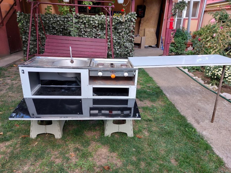 Bucatarie exterioara camping, chiuveta cu aragaz si grill, rulota