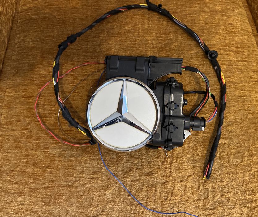 Emblema haion cu motoras / Camera marsarier Mercedes C coupe / cabrio