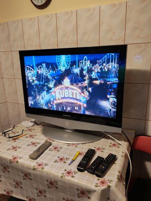 Vând tv samsung cu telecomanda
