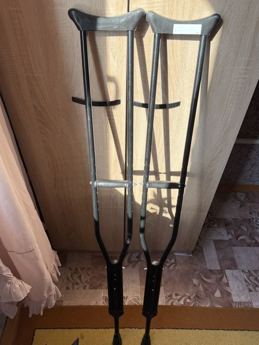 Продам пару подмышечных костылей