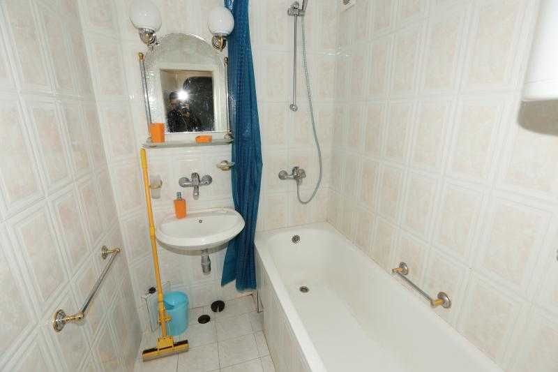 С ПАРКОМЯСТО! Многостаeн апартамент в Центъра