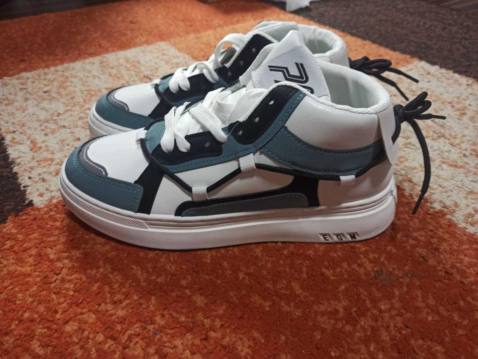 Adidasi noi marimea 40