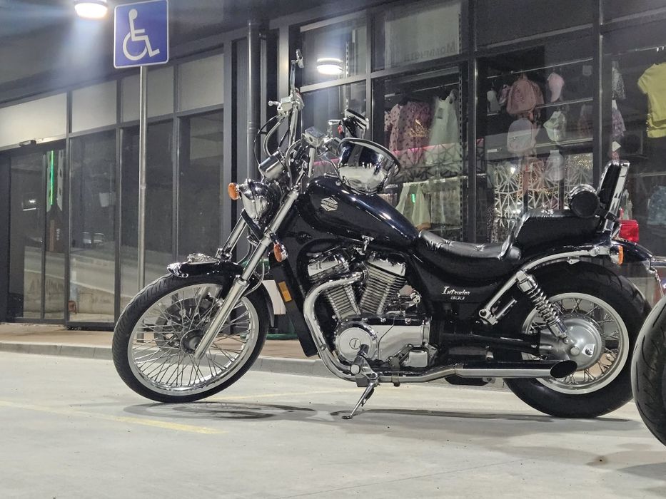 Suzuki intruder vs800
