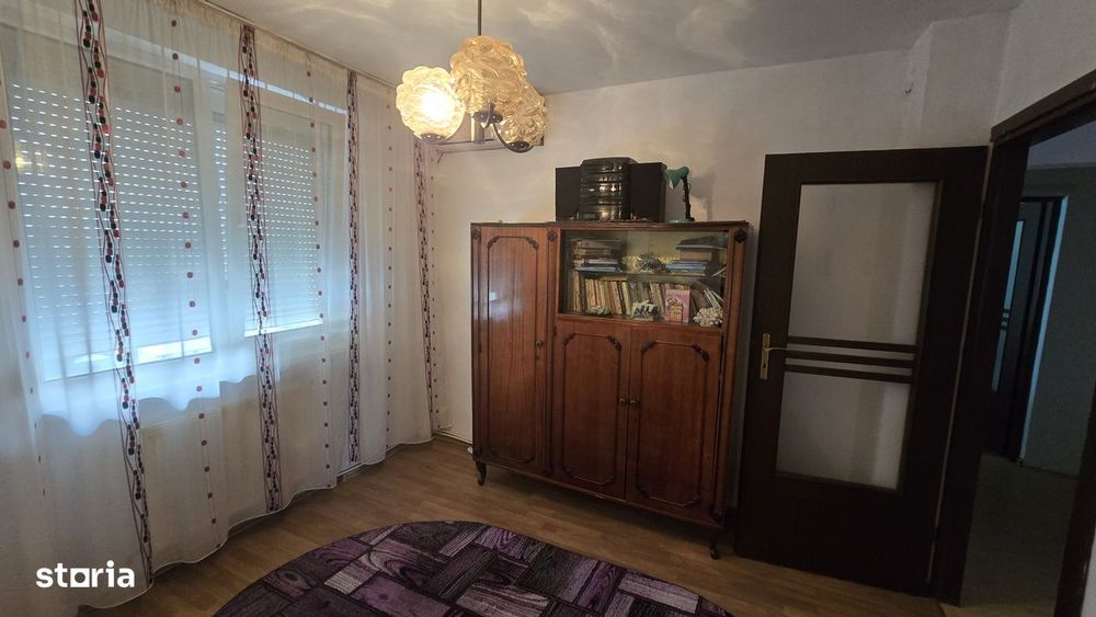 Vand apartament cu 4 camere zona centrala
