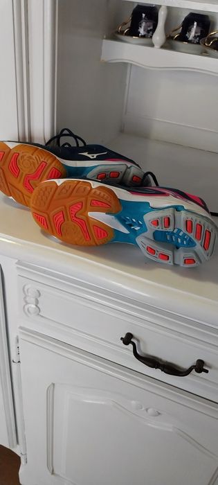 Vand adidasi Mizuno