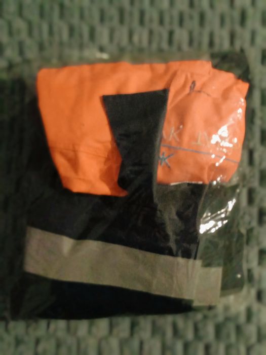 Специ одежда нового оронжевого цвета.