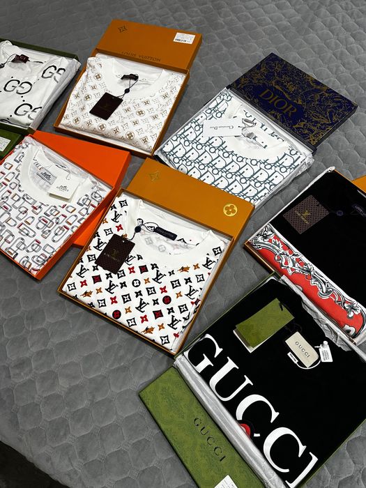 Tricouri sigilate in cutie