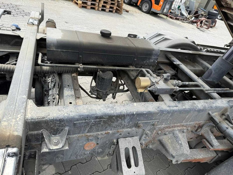 Autoutilitara IVECO 812 M basculabil in 3 parti