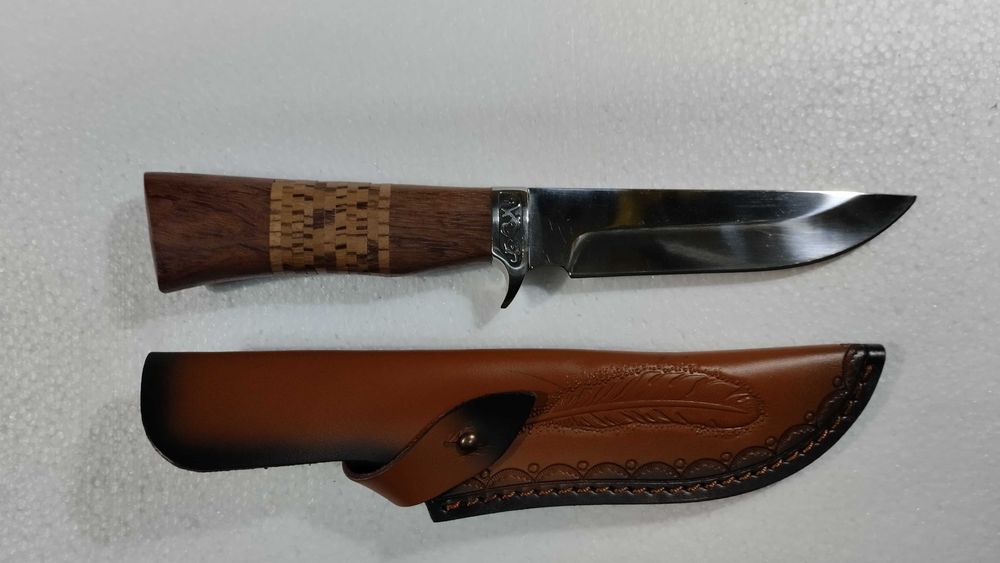 Асексоар за любители на вино и ножове