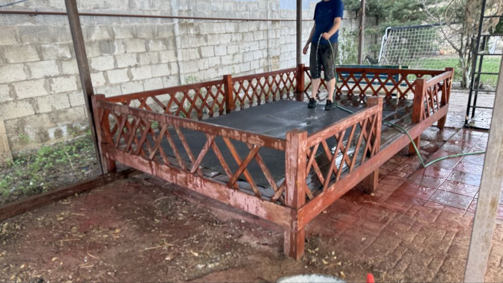 Топчан деревянный.