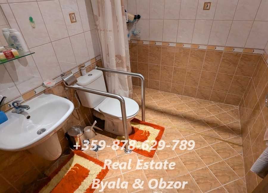 Просторен тристаен апартамент с голяма тераса