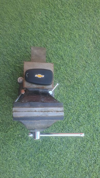 Новая тиска          .